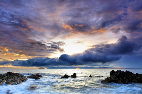 Meer, Steine, Wolken - Natur bei Sonnenuntergang