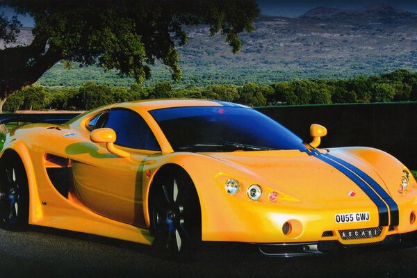 Voiture de sport jaune super rapide