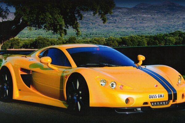 Супербыстрый желтый спортивный автомобиль