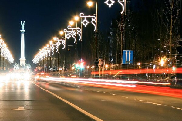 Luces de las calles nocturnas. El silencio de la avenida