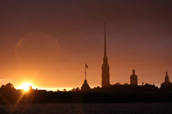 Zachód Słońca w Petersburgu nad fortecą Piotra i Pawła