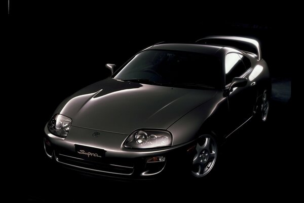 Toyota supra negro sobre fondo negro