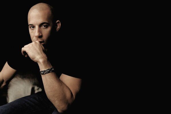 Vin Diesel avec bracelet sur la main dans l obscurité