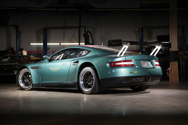 Aston Martin nel garage. Vista posteriore