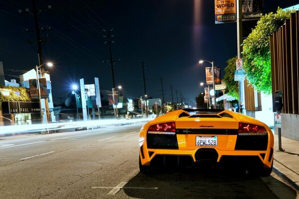 El coche amarillo y la ciudad nocturna