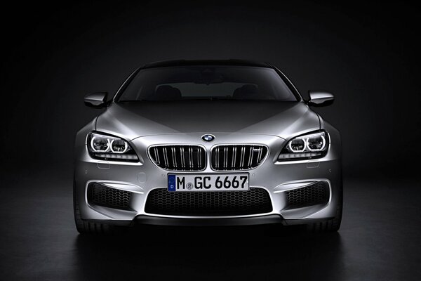 Zabójczy wygląd srebrnego BMW M6