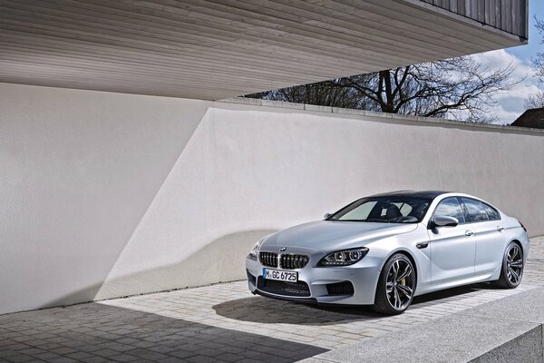 Przystojny srebrny BMW pozuje na parkingu