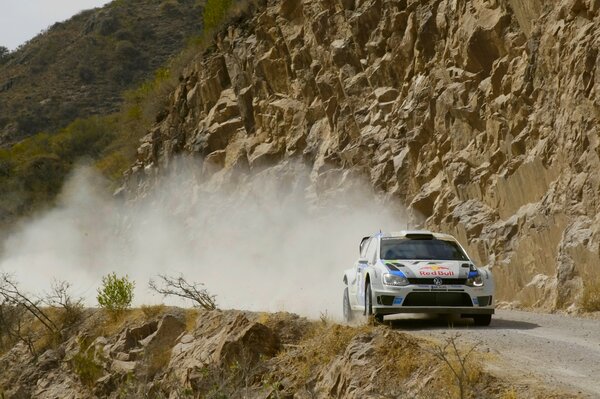 Volkswagen polo a la deriva en las montañas