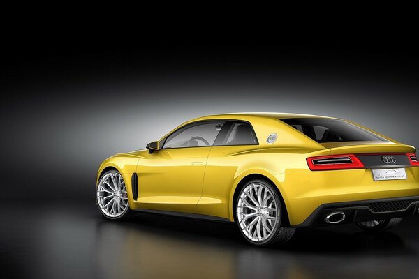 Auto Audi gialla su sfondo scuro vista posteriore
