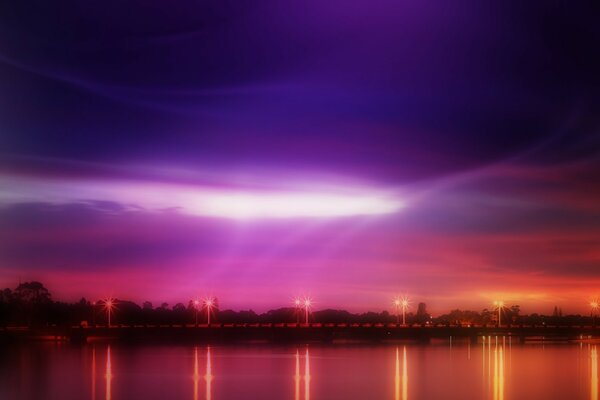 Le lanterne sul ponte si riflettono nell acqua contro il cielo lilla