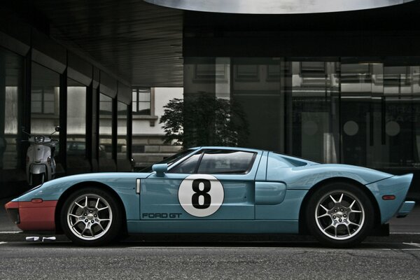 Voiture de Ford de couleur bleue