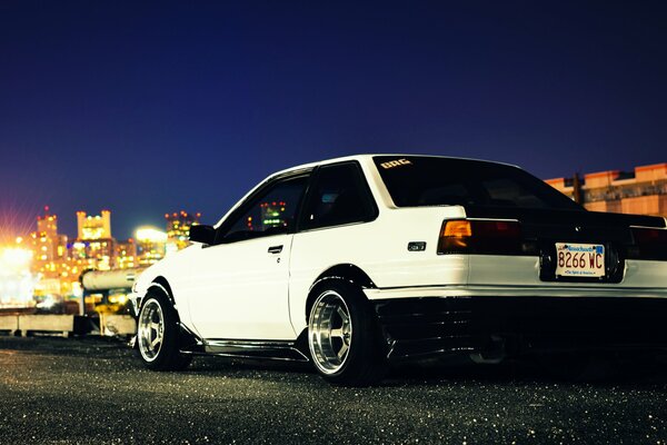 Vieille voiture de Toyota Corolla de couleur blanche