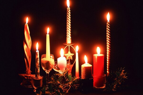 Candele accese di Natale nella notte