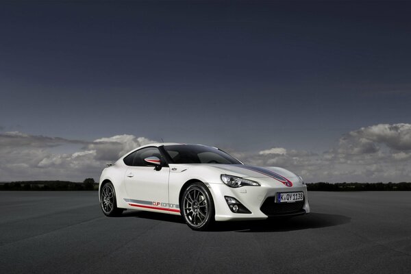 Une toyota gt86 blanche entre ciel et asphalte