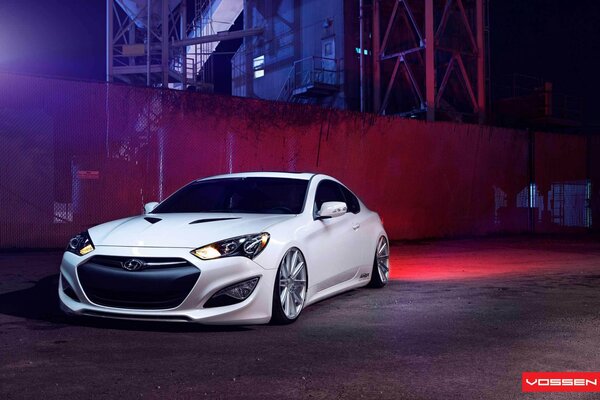 Photo de hyundai genesis dans le paysage industriel