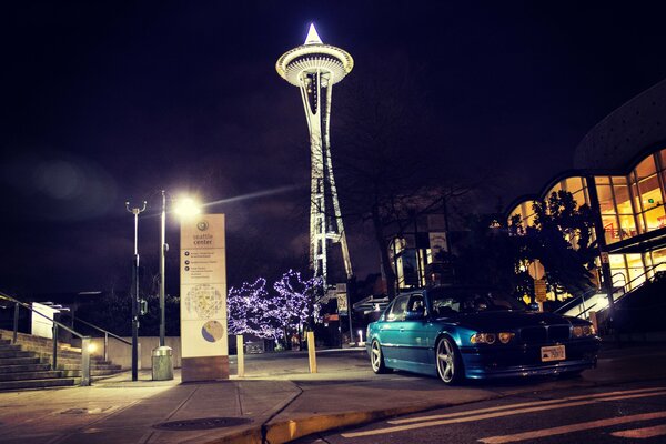 BMW en el fondo de la ciudad nocturna