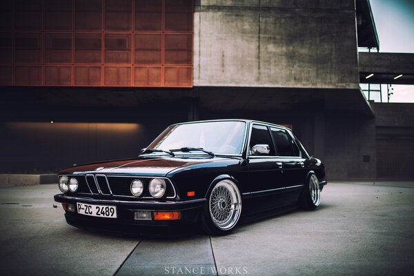 BMW noir, modèle e28