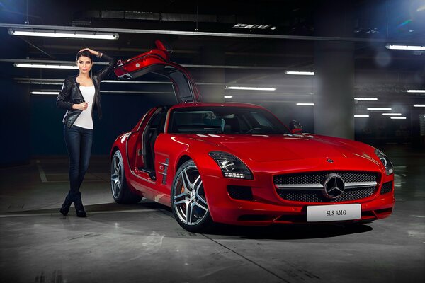 Photo d une mercedes-benz rouge dans un parking souterrain avec une fille à la porte ouverte