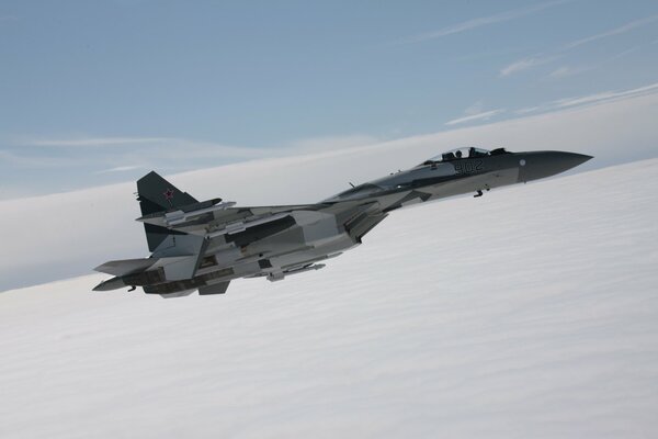 Flug des Flugzeugs su 35 hoch über den Wolken