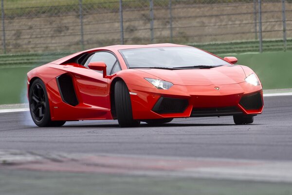 Lamborghini avendator LP700-4 rosso in curva