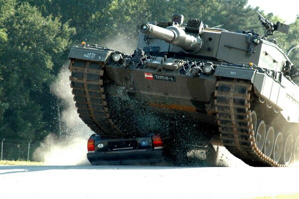 Un char leopard écrase une voiture de Tourisme lors d essais en Autriche