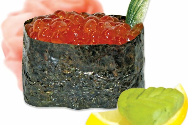 Sushi avec caviar rouge sur fond blanc