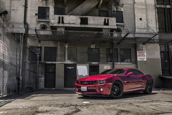 Auto deportivo Chevrolet Camaro color rojo