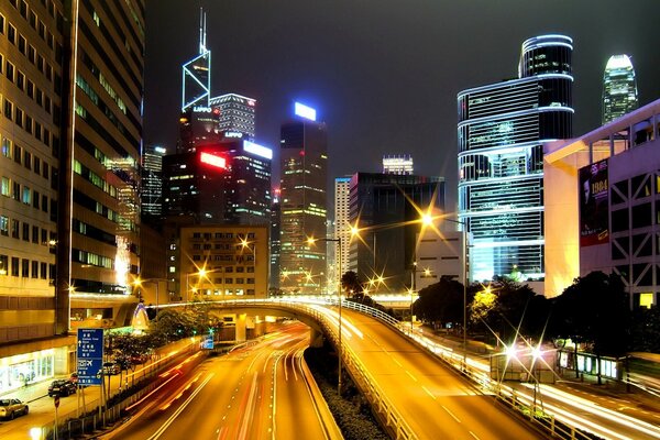 Eine Nachtstraße zwischen Wolkenkratzern in Hongkong