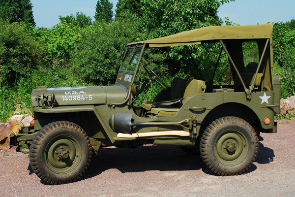 Coche del ejército-monstruo-SUV