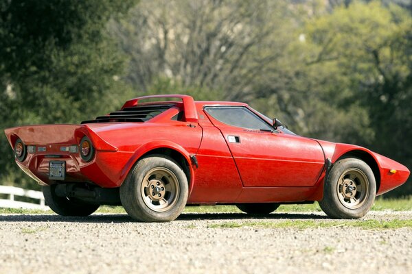 Раритетное авто красного цвета lancia stratos 1973 года