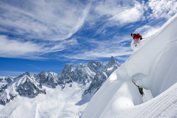 Skieur au sommet d une falaise dangereuse