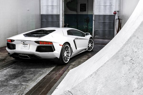 Lamborghini Aventador lp700-4 Bianco in garage