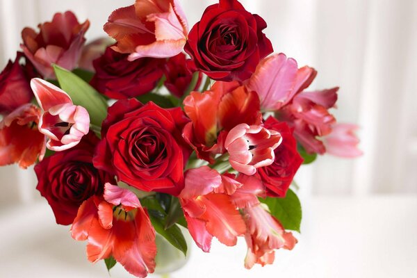 Bouquet profumato di rose e tulipani in un vaso