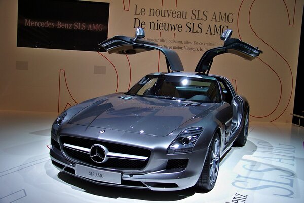 Superauto mercedes- benz sls amg Türen «Flügel der Möwe»