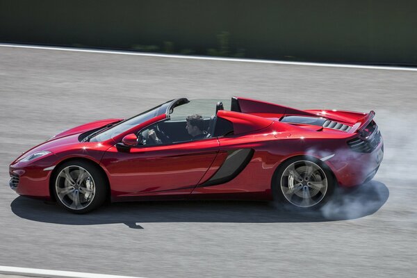 Spider McLaren convertible rojo brillante a gran velocidad