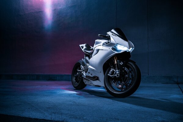 Moto blanche ducati en néon