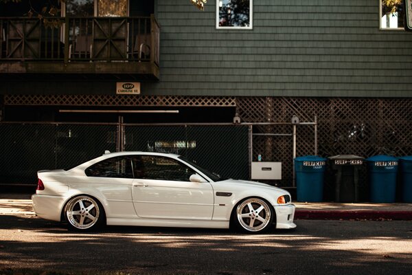 Voiture blanche BMW dans la rue