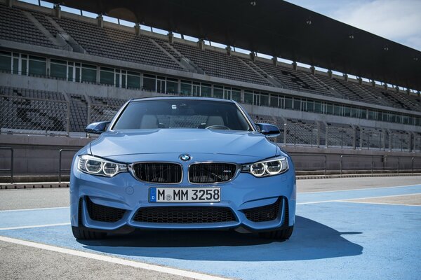 Elegante berlina auto bmw M3 allo stadio