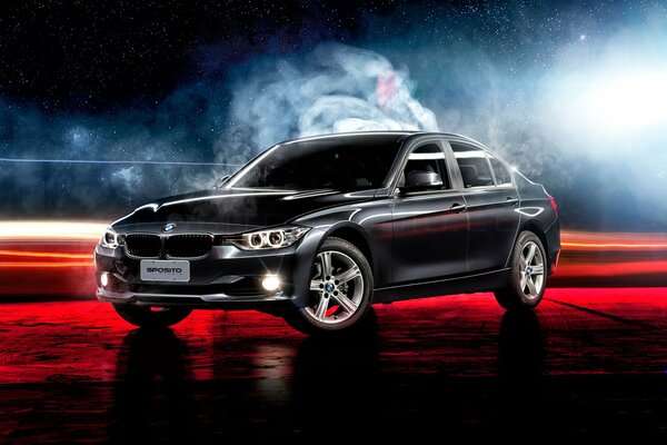 BMW Serie 3 nera contro un pavimento rosso brillante