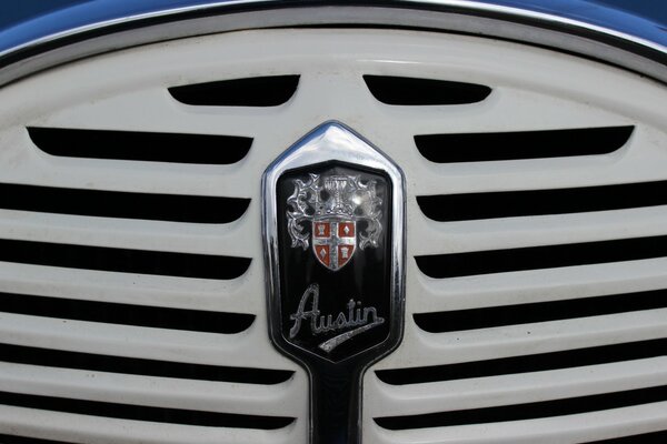 Emblème de voiture d Austin situé sur la couverture de radiateur