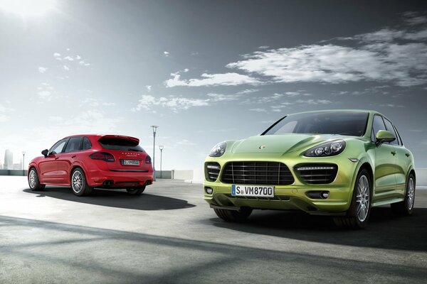 Grüner Porsche Cayenne Sonne Straße