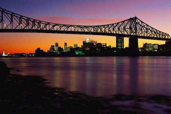 Lumières du soir de la ville sur fond de pont