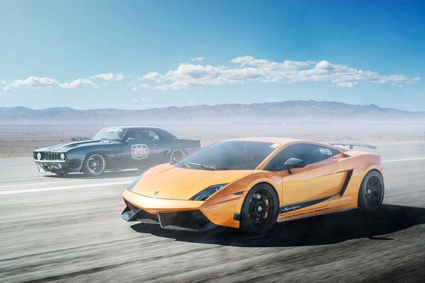 Оранжевый Lamborghini gallardo и черный Camaro