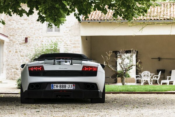 Lamborgini lp 570-4 garé dans la cour près de la maison