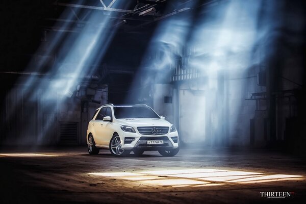 Ein weißer Mercedes-Benz steht in der Garage