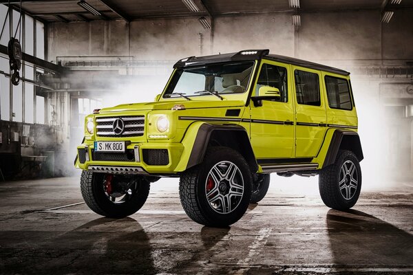 Voiture vert clair Mercedes-benz sur fond de brouillard dans le garage