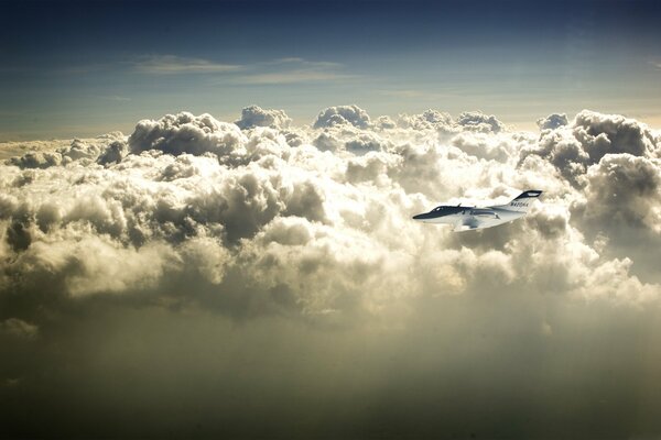 Avión volando en el fondo de hermosas nubes