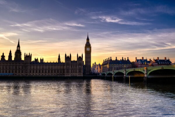 Vista del Big Ben y el puente en medio de la puesta de sol