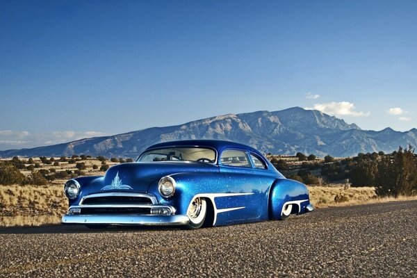 Blue Classic whitewalls en una zona montañosa