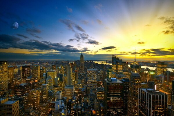 Abendlichter der Stadt bei untergehender Sonne